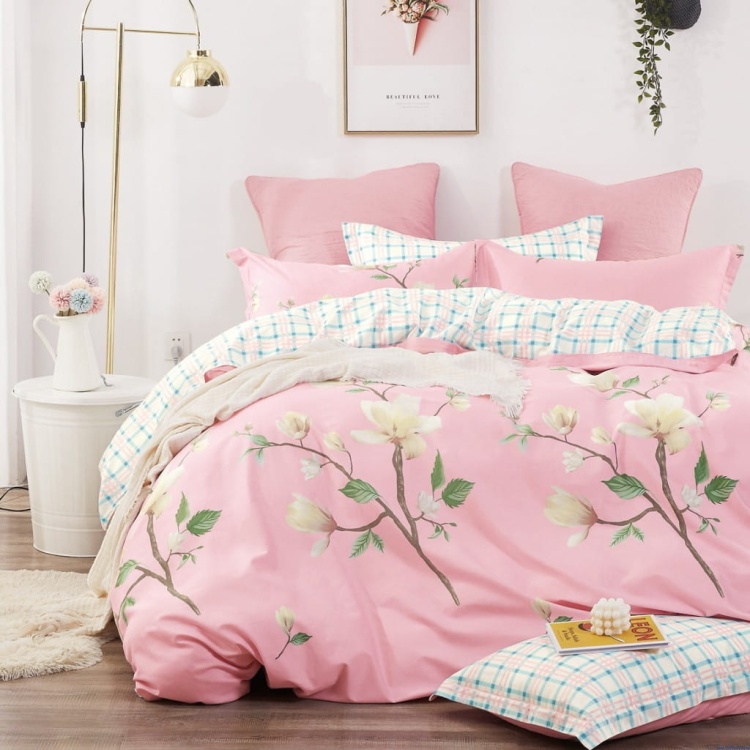 Komplet pościeli 200x220 cm z prześcieradłem różowa z kwiatami kratka