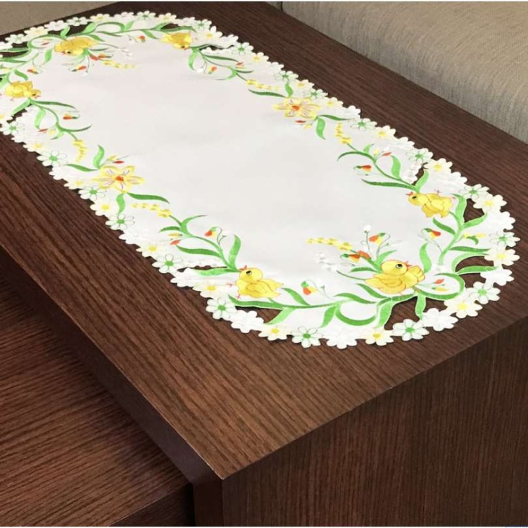 Bieżnik 50x100cm wielkanocny haftowany w kwiaty i kurczaczki biały zielony i żółty