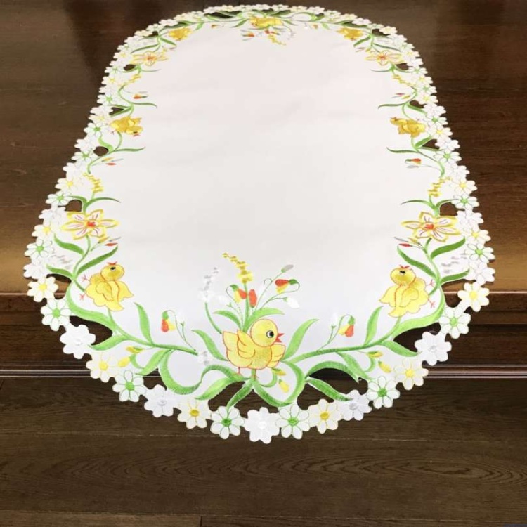 Bieżnik 50x100cm wielkanocny haftowany w kwiaty i kurczaczki biały zielony i żółty