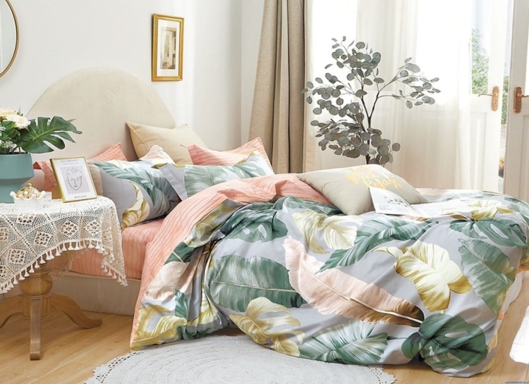 Komplet pościeli dwustronnej 200x220 cm liście i paski na różowym tle