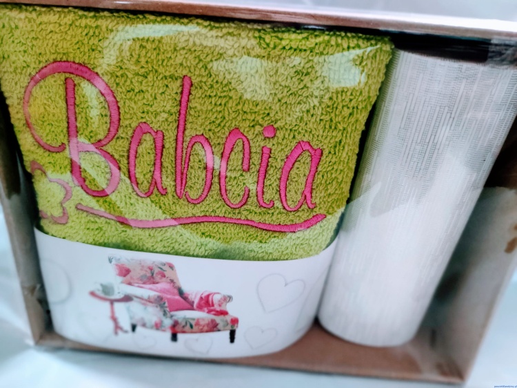 Zestaw ręcznik z etui na okulary na DZIEŃ BABCI Zieleń z srebrnym etui