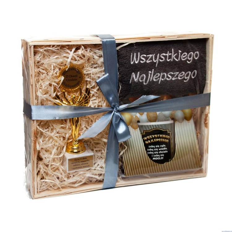 Zestaw na Urodziny ręcznik grafitowy z kubkiem i złota statuetka Wszystkiego Najlepszego