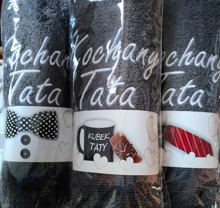 Ręcznik bawełniany 50x100 cm Kochany Tata grafitowy kolor z muchą krawat