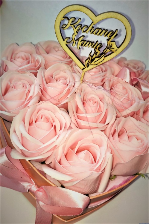 FLOWER-BOX-serce-z-roz-mydlanych-kolor-rozowy-Napis-Kochanej-mamie.jpg