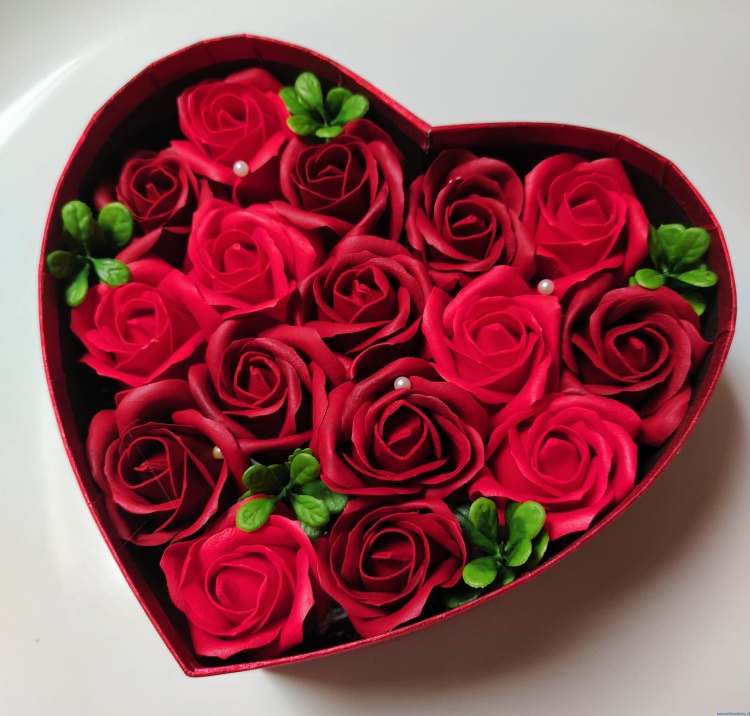 FLOWER BOX serce z róż mydlanych kolor czerwony z kokardką