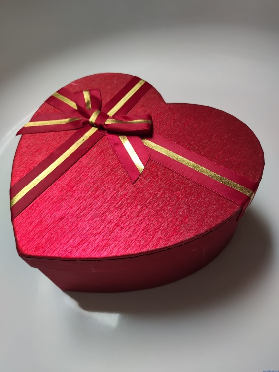 FLOWER BOX serce z róż mydlanych kolor czerwony z kokardką
