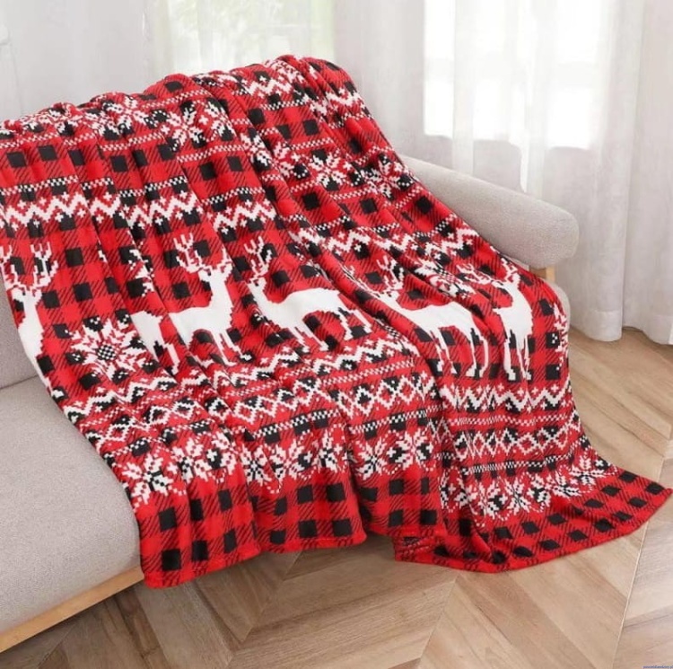 Koc świąteczny w rozmiarze 200x220cm czerwono czarny z białymi reniferami