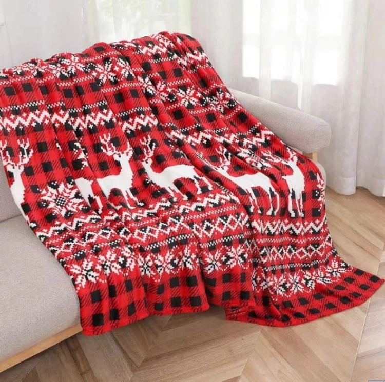 Koc świąteczny w rozmiarze 200x220cm czerwono czarny z białymi reniferami